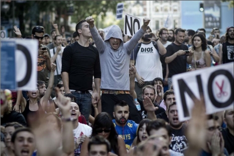 Un grupo de manifestantes en la plaza de Neptuno.| Alberto Di Lolli