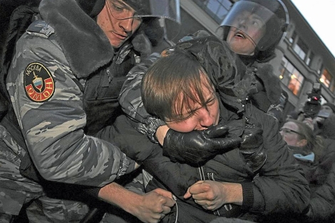 La polica detiene a un manifestante, en marzo.| Efe