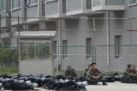 Polica paramilitar a las fuertas de la factora en Taiyuan. | Reuters