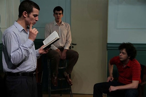 Tres de los actores durante una representacin de la obra. | E.M.