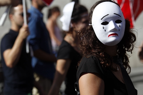 Una de las manifestantes con mscara en Sevilla. | J. Morn