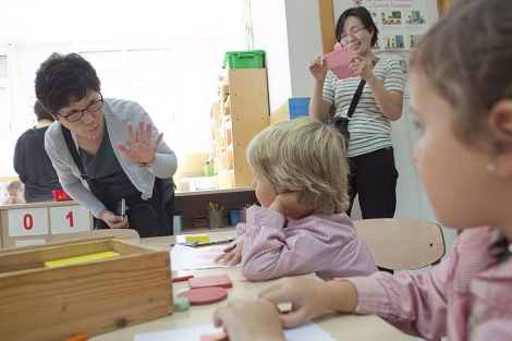 Una profesora coreana bromea con dos alumnos del colegio de Crdoba. | M. Cubero