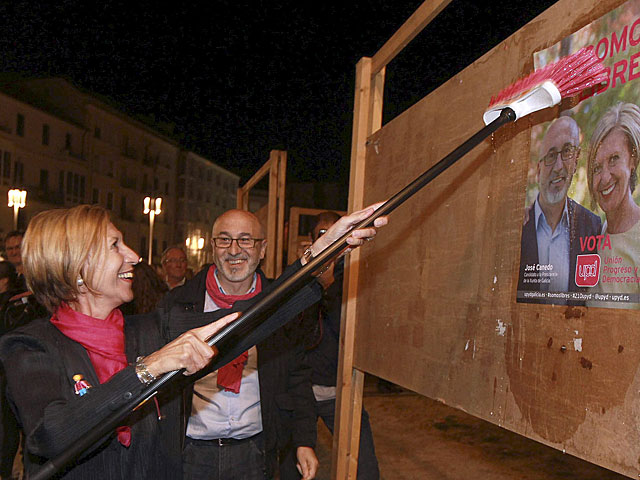 Rosa Dez y Jos Canedo pegan carteles en el inicio de la campaa electoral. | Salvador Sas / Efe