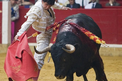 Juan del lamo, durante la faena a su primer toro. | Efe