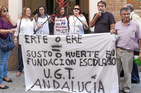 Trabajadores de la Fundacin protestan en la sede de UGT. | Conchitina