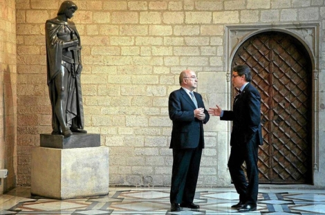 Almunia y Artur Mas, reunidos en el Palau el pasado enero. | ELMUNDO.es