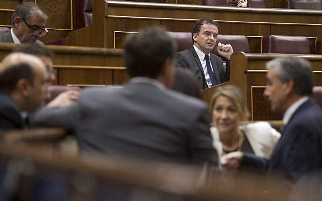 Al fondo, el portavoz de ERC, Alfred Bosch, sentado en su escao del Congreso. | Alberto Cullar