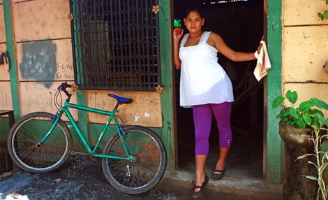 Itzel, embarazada, en la casa paterna en Nicaragua. | Plan