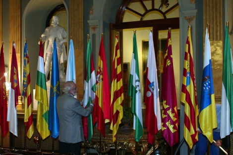 Banderas autonmicas antes de una reunin de presidentes regionales. | Javi Martnez