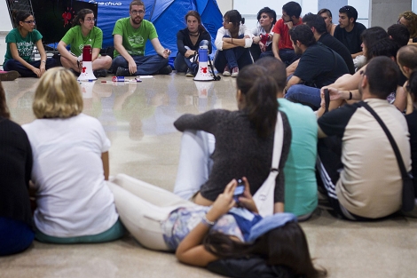 Alumnos 'encerrados' en la Facultad de Trabajo Social de la Universidad de Huelva. | J. Yez