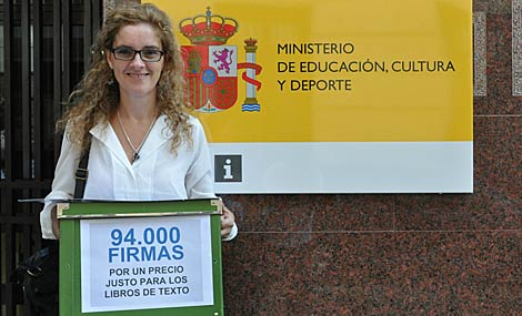 Elena Alfaro, tras entregar 94.000 firmas en defensa de un precio justo para los libros.