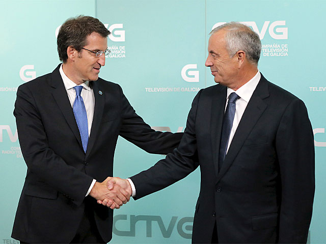 Feijóo y Vázquez se saludan antes del primer debate electoral. | Lavandeira jr / Efe