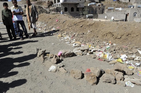 Yemenes observan el lugar en el que fue asesinado un oficial yemen.| Efe
