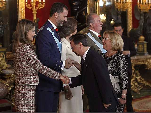Los Príncipes saludan al presidente de Ceuta durante la recepción del Palacio Real