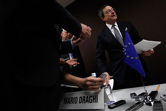 Draghi, en la rueda de prensa en Tokio, donde se celebra la asamblea del FMI. | Reuters