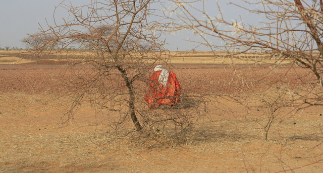 Un tuareg reza en el desierto de Mal. | Erena Calvo