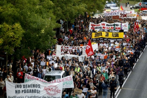 Participantes en la cacerolada convocada por el 15-M en Madrid. | Javier Barbancho