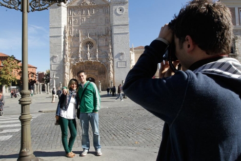 Unos turistas se fotografan ante la fachada de San Pablo. | J. M. Lostau