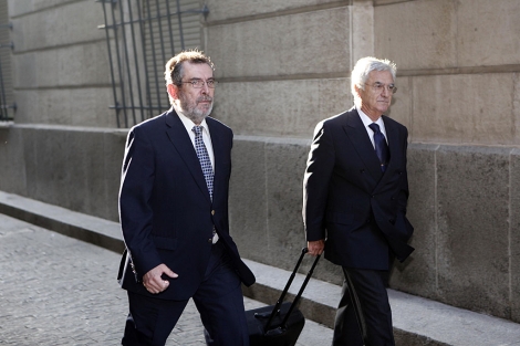 Antonio Rivas llega con su abogado al juzgado. | J. Morn