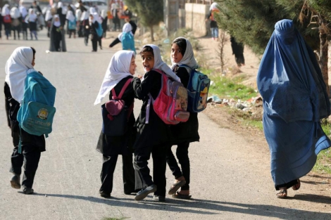 Un grupo de nias afganas se dirigen al colegio. | Afp