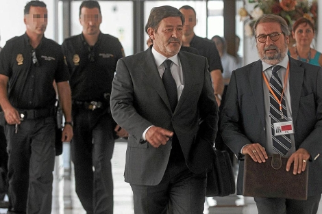 Guerrero, junto a su abogado, acude a la comisin de los ERE el 22 de agosto. | J. Morn