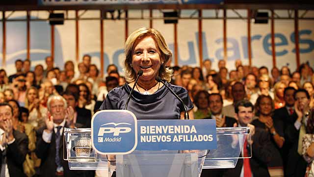 Aguirre, en el acto de entrega de 400 carns a los afiliados en Villaviciosa de Odn (Madrid). | S. Enrquez