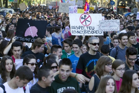 Marcha de los estudiantes por el centro de Valencia. | Benito Pajares