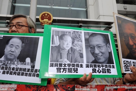 Protestas contra el Nobel de Mo Yan en Hong Kong. | AFP