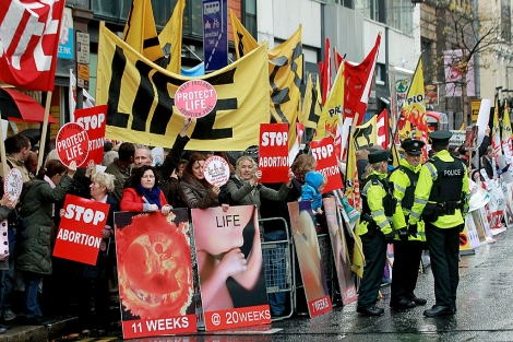 Decenas de activistas anti-aborto protestan ante la clnica en Belfast. | Afp