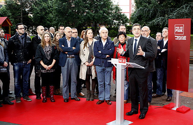 Patxi Lpez acompaado de miembros de su partido. Efe