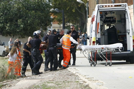 Dos hombres heridos por arma blanca en una reyerta en el barrio ...