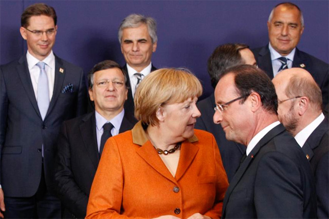 Merkel departe con Hollande antes de la foto de familia. | Efe