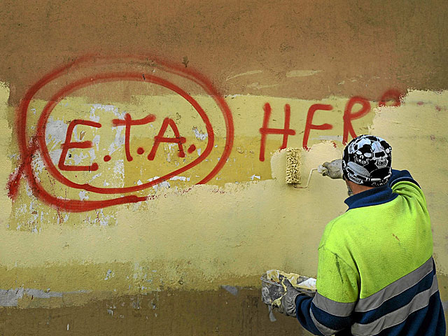 Un operario borra una pintada alusiva a ETA en Guernica en octubre de 2011. | Vincent West / Reuters