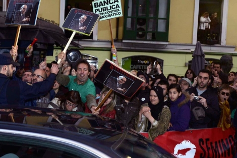 Enfado de los manifestantes a la llegada de Wert. | N. Gallego / Efe