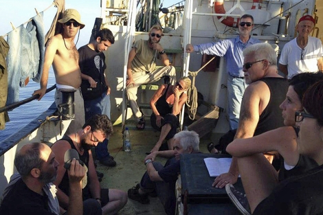Foto sin fechar de la tripulacin de la flotilla 'Estelle' en su viaje a Gaza. | Efe