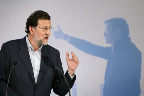 Rajoy, en un acto en A Corua, con una imagen de Nez Feijo al fondo. | Efe
