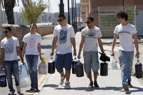 Jvenes se preparan para hacer botelln en Valencia | J. Cullar