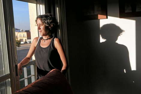 La abogada Cristina Durán, en su piso de Dos Hermanas pendiente de desahucio. | J. Morón