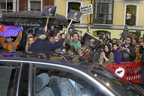 Protesta a la llegada de Wert al Teatro Caldern de Valladolid, ayer. | Efe