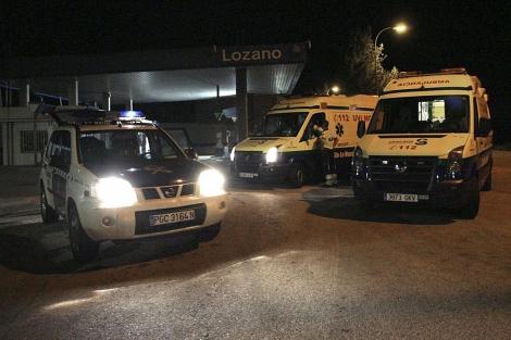 Dos ambulancias y un vehículo de la Guardia Civil, a la salida de la pedanía. | Efe