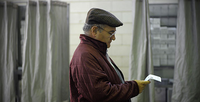 Votante en un colegio electoral de Vigo. | AFP