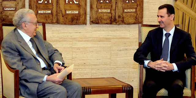 Brahimi (izda), en su reunin con el presidente sirio, Bachar Al Asad. | Efe