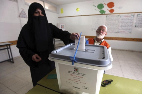 Una mujer ejerce su voto en un colegio electoral de Hebrn. | Efe