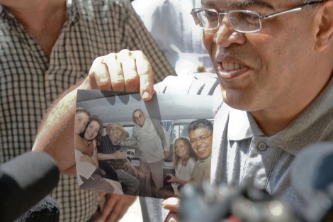 Elas Jaua sostiene una foto de Castro. | Afp