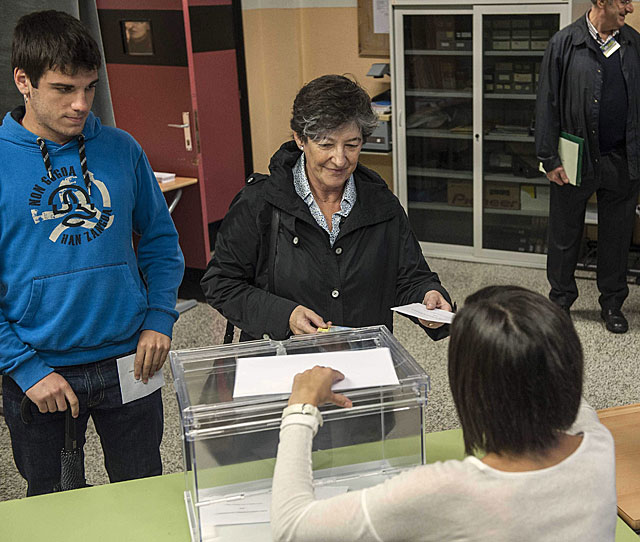 Laura Mintegi vota acompaada de su hijo.Efe