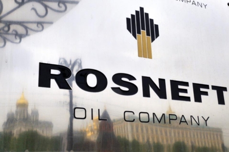 Logo de Rosneft en su sede de Mosc. | Afp