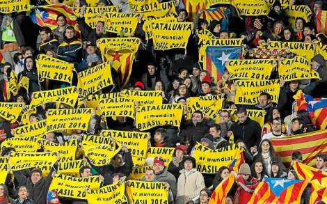 Pancartas en favor de la seleccin catalana en un partido frente a Tnez en diciembre de 2011. | Foto: Jordi Soteras