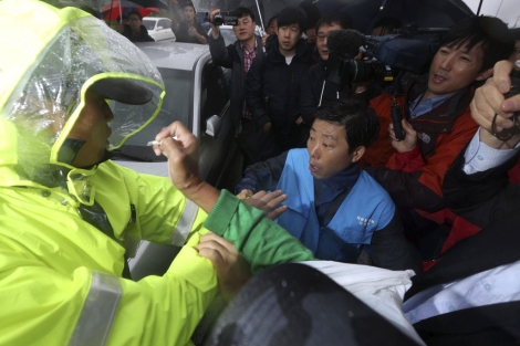 La polica impide el paso a Imjingak a activistas surcoreanos. | Ef | Yonhap