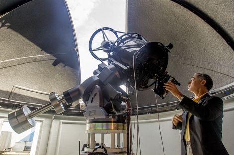 Agustín Sánchez, coordinador del proyecto, prueba el telescopio desde su observatorio. | I.A.