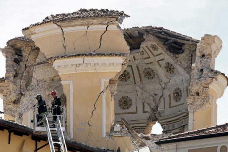 Los bomberos inspeccionan los daños en la cúpula de la catedral. | Reuters